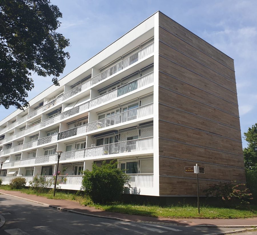 Immeuble avec bardage bois posé par SOGED