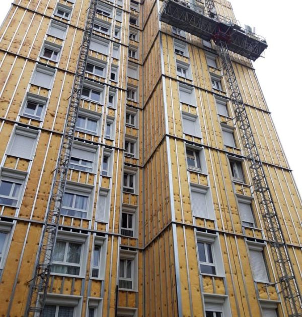 Pose d’isolant sur la façade d’une tour, chantier SOGED