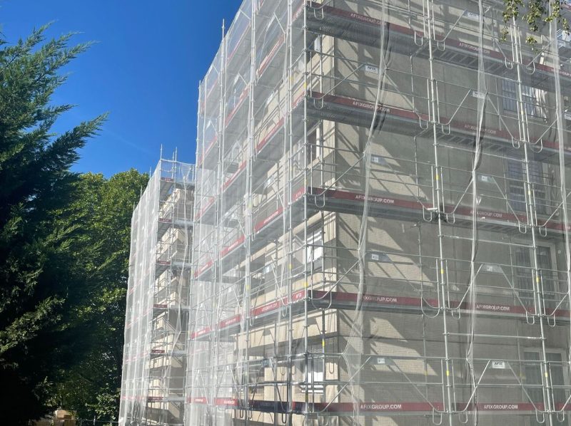 Échafaudage avec filet de protection sur un immeuble, montage SOGED