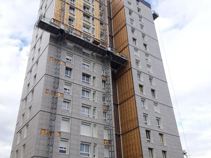 Échafaudage monté sur une tour d’habitation, chantier SOGED