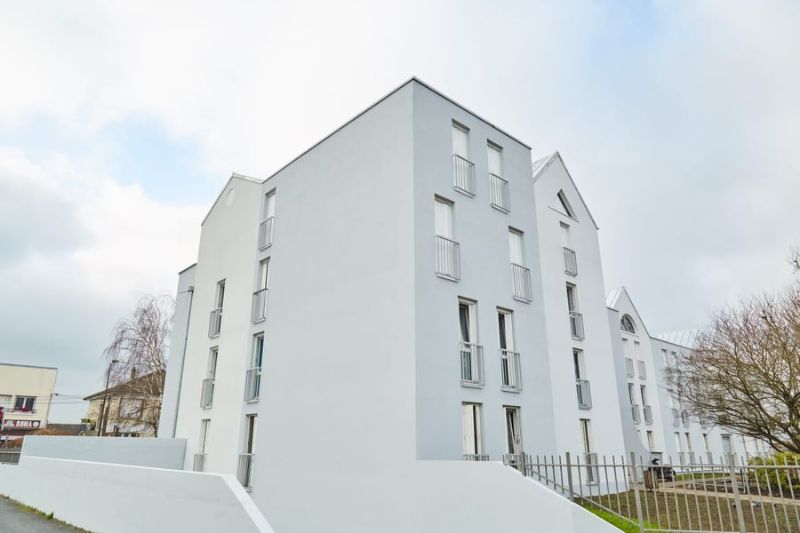 Résidence à la façade blanche ravalée par SOGED