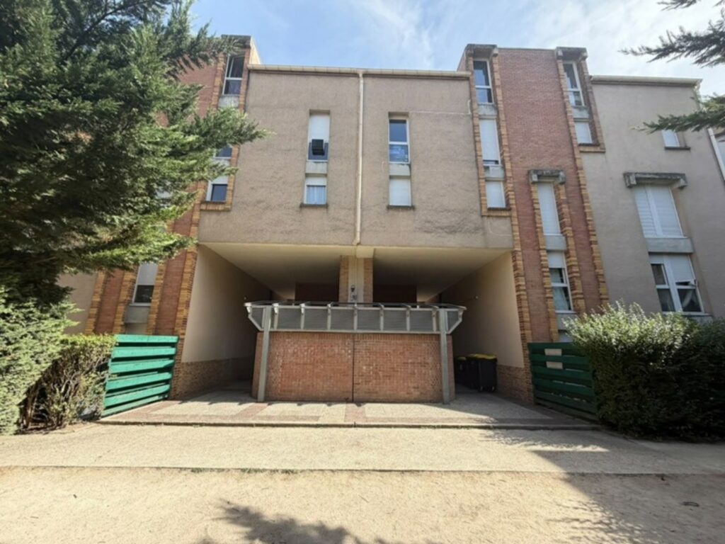 Entrée d’une résidence de logements collectifs à Cergy, chantier SOGED
