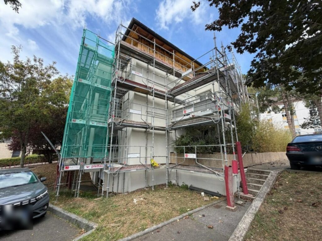Bâtiment sous échafaudage à Chevreuse, chantier SOGED