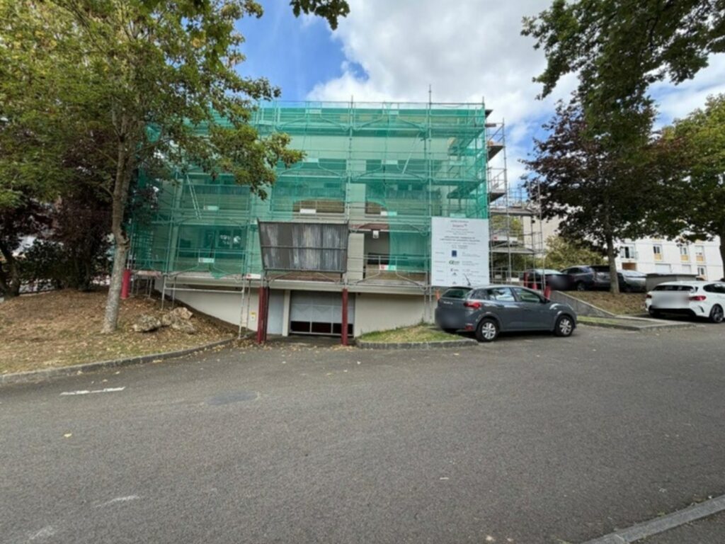 Bâtiment sous échafaudage à Chevreuse, chantier SOGED