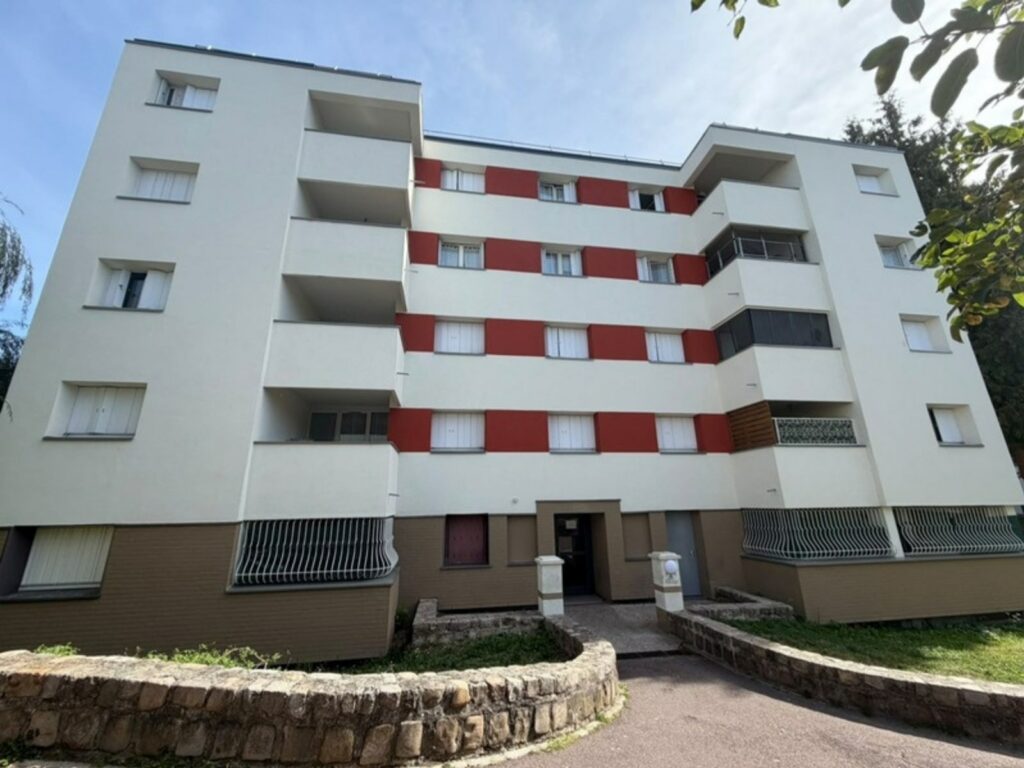 Façade rénovée d’un immeuble collectif à Ézanville, chantier SOGED