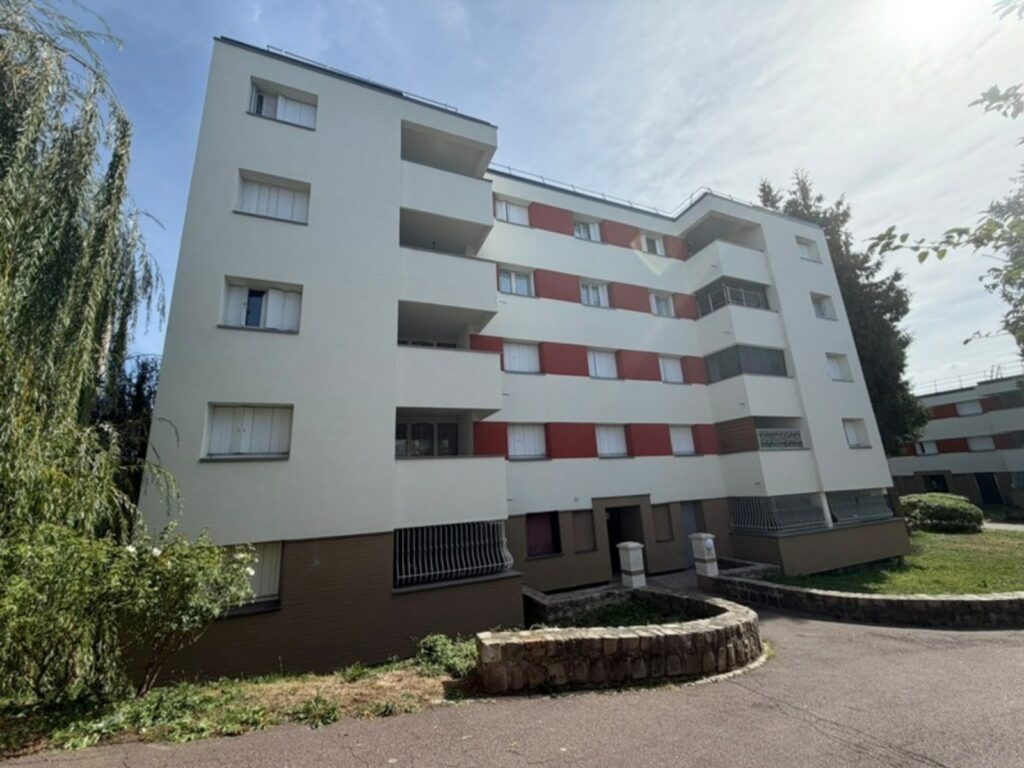 Façades rénovées d’une résidence de logements collectifs à Ézanville, chantier SOGED