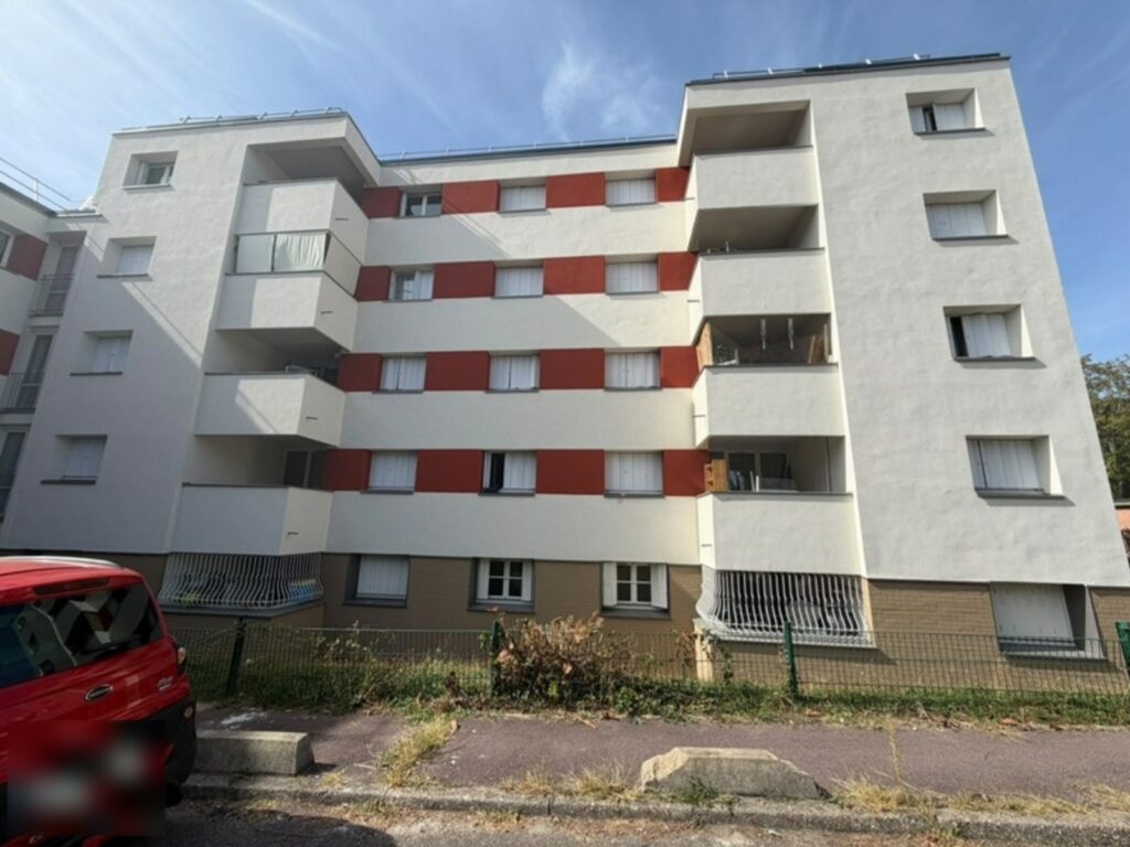 Façade réhabilitée d’un immeuble de logements collectifs à Ézanville, chantier SOGED
