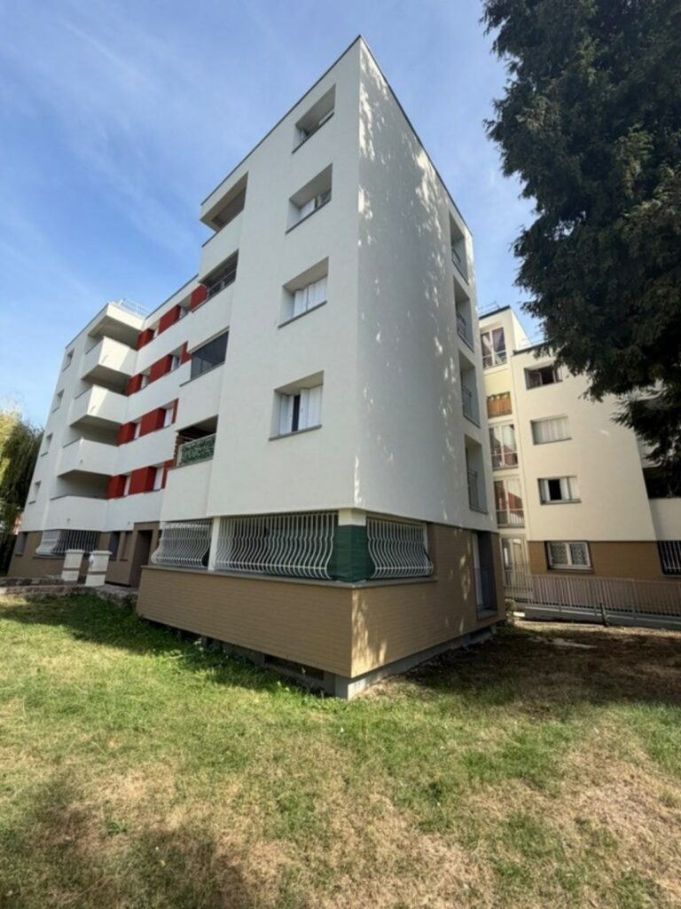 Angle d’un immeuble de logements collectifs réhabilité à Ézanville, chantier SOGED