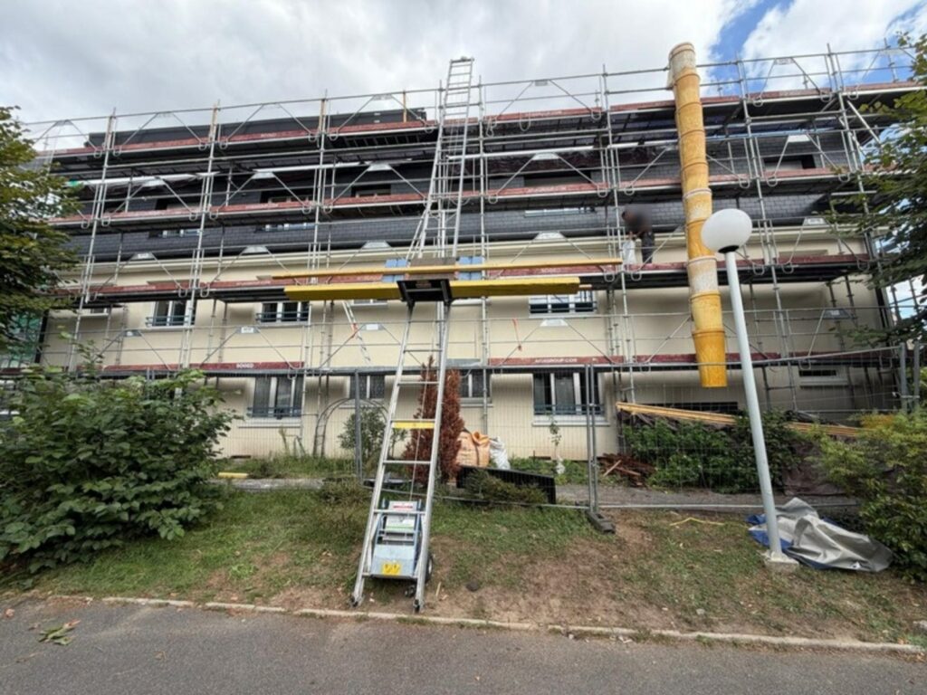 Façade sous échafaudage d’une résidence à Verrières-le-Buisson, chantier SOGED