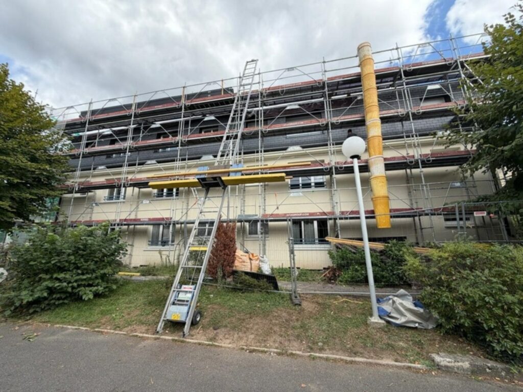 Façade sous échafaudage d’une résidence à Verrières-le-Buisson, chantier SOGED