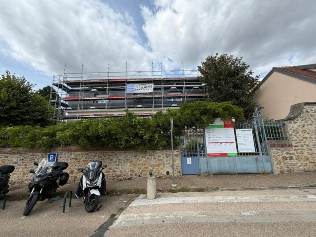 Façade sous échafaudage d’une résidence à Verrières-le-Buisson, chantier SOGED