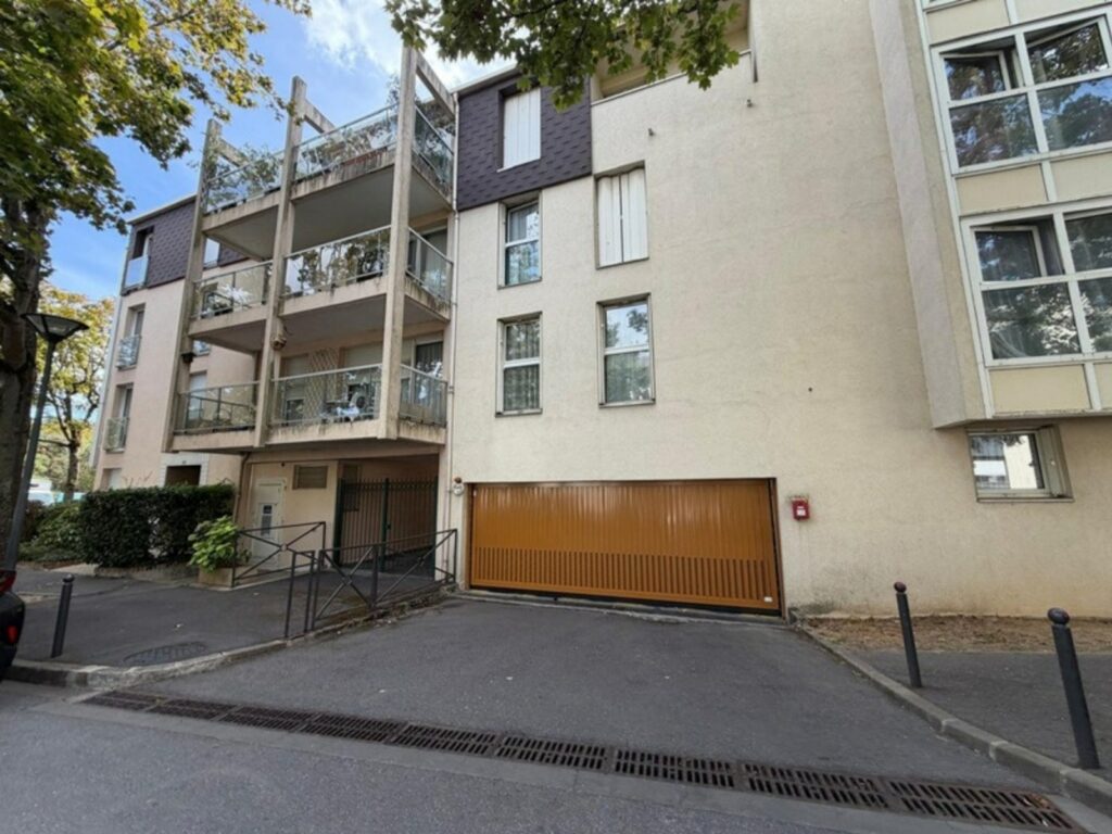 Résidence en cours de réhabilitation à Châtillon, chantier SOGED